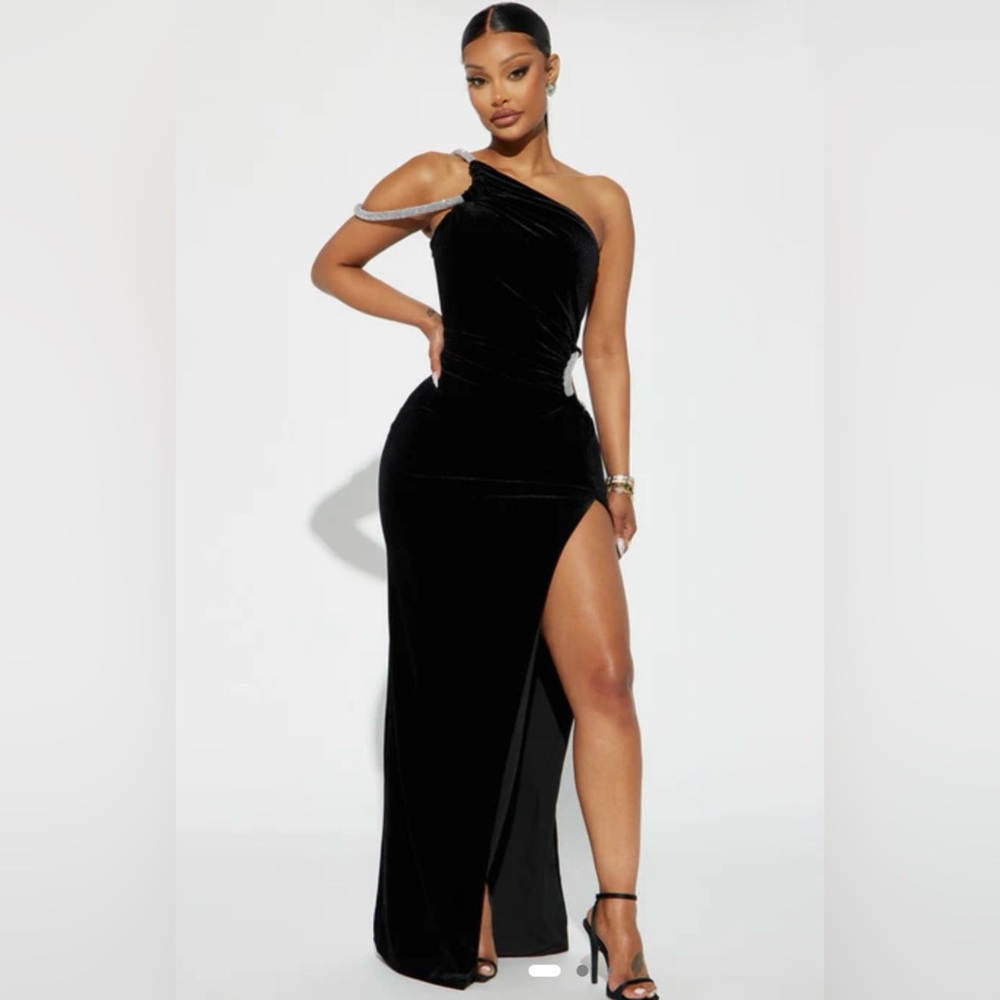Elegant Black Velvet One-Shoulder Dress